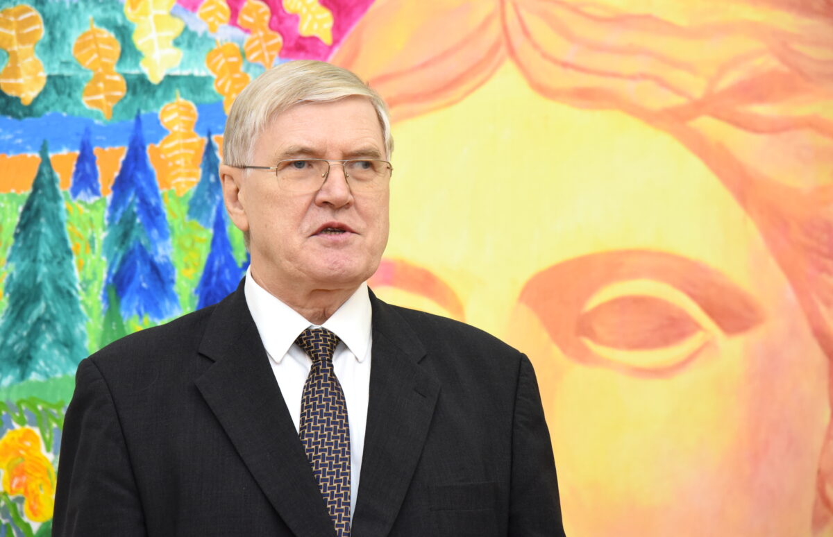 Экс-министр обороны: "Ситуация начинает шататься"
