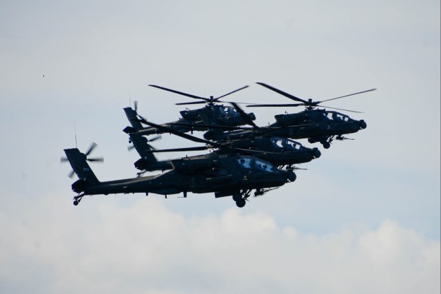 Американские AH-64 Apache "смертоносно пронеслись" по Латвии