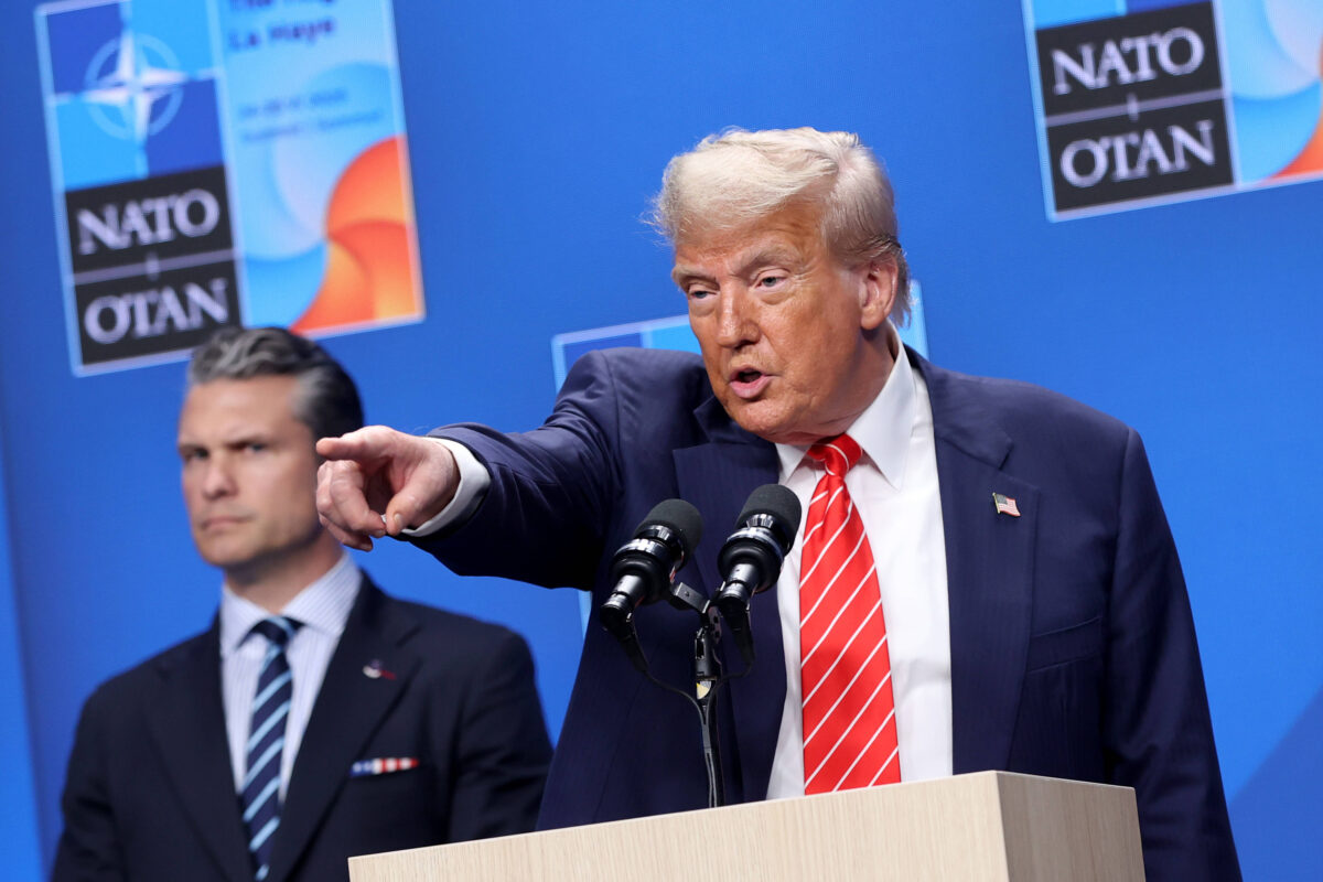 Раболепие: зачем лидеры стран НАТО так угождали "папочке Трампу"?