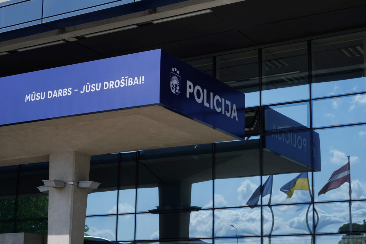 В организме погибшего в Резекненском крае двухлетнего мальчика обнаружен алкоголь