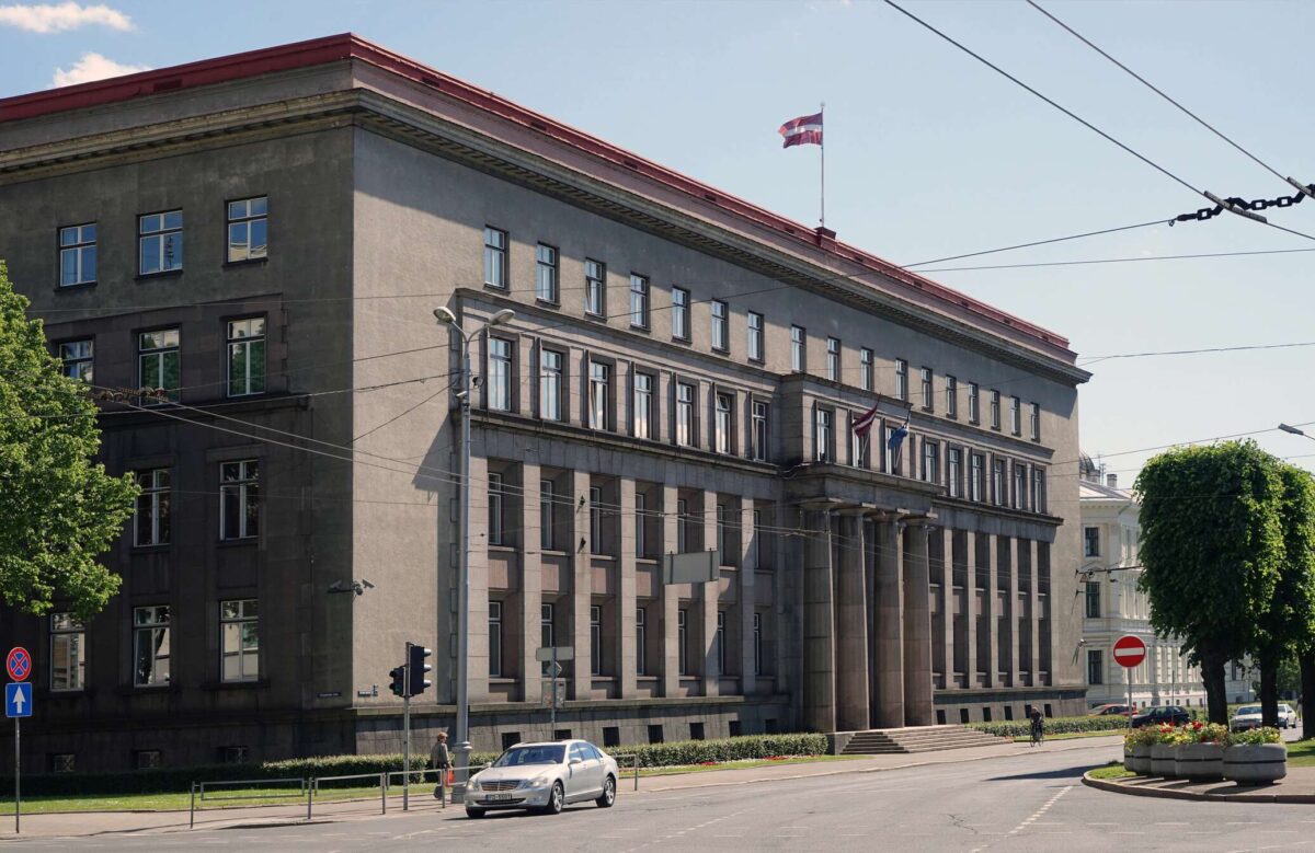 Латвия: ах, как народ любит своё правительство!