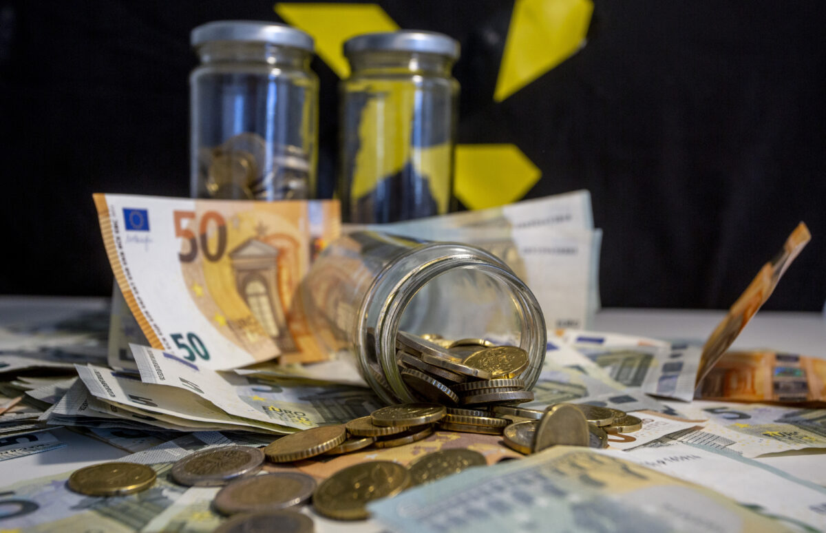 Латвия: берут — они; должны — мы...