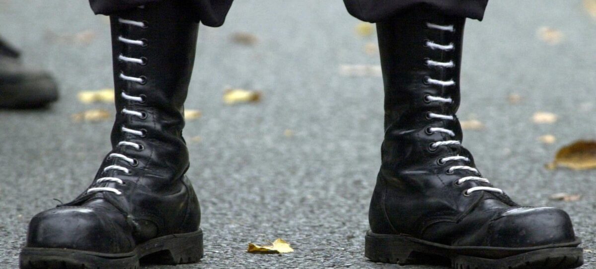 Латвия: скинхедам не понравились белые шнурки