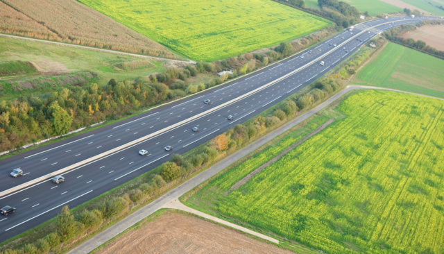 Франция: первая в мире автотрасса с зарядкой машин в движении