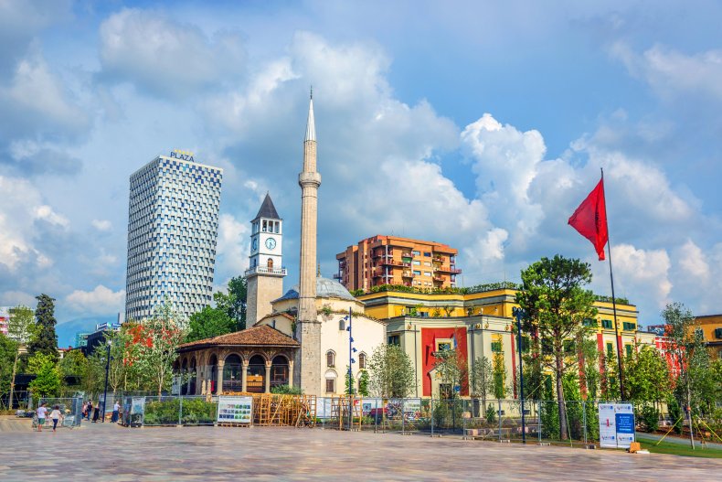 Албания: управлять городом из тюрьмы