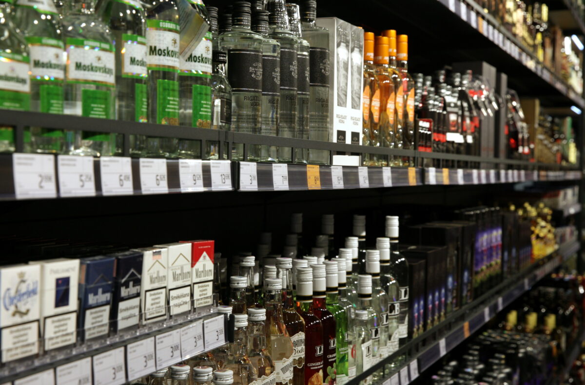 Латвия: не покурим, не попьём, на машинах не поездим...