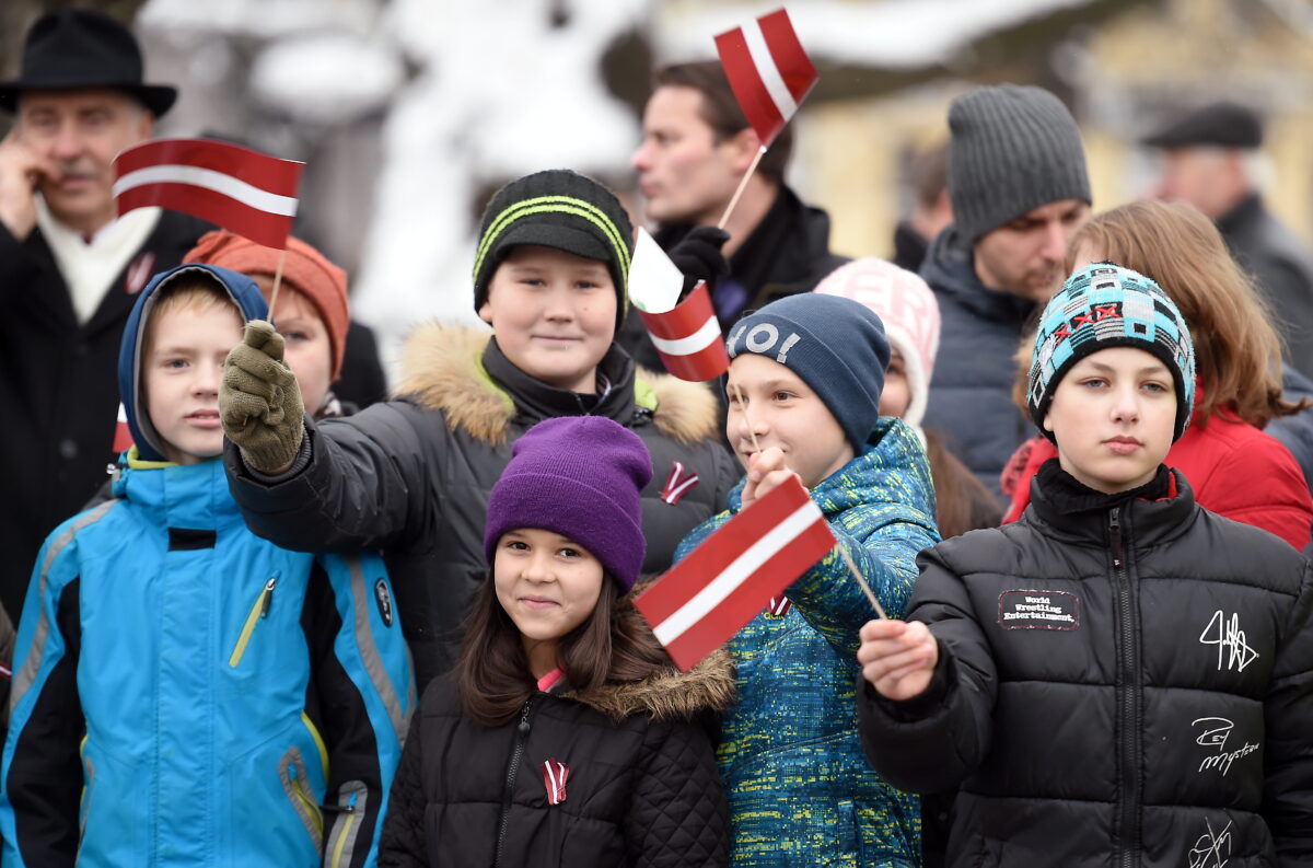 Латвия: будет увеличено несколько пособий семьям с детьми