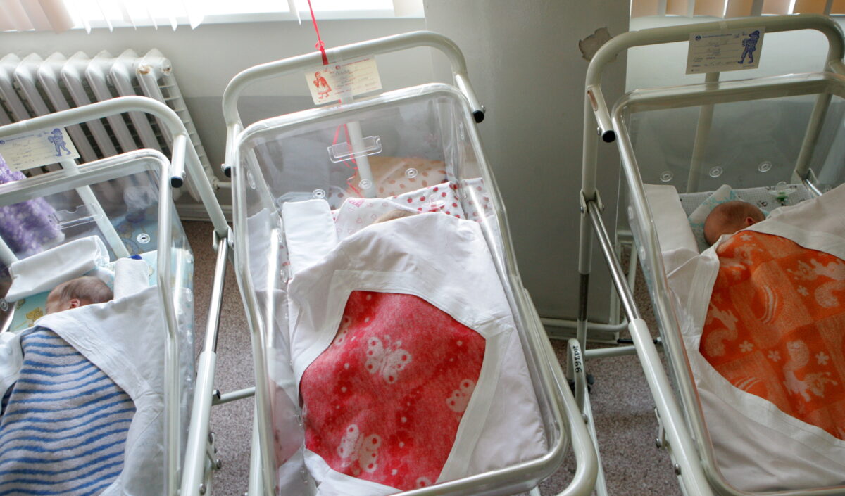 Латвия: новорожденных меньше, но живущих в стране всё столько же – на том стои́м!