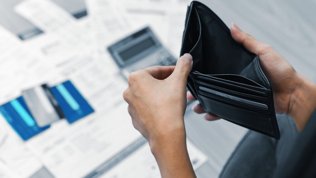 Латвия: жизнь в долг