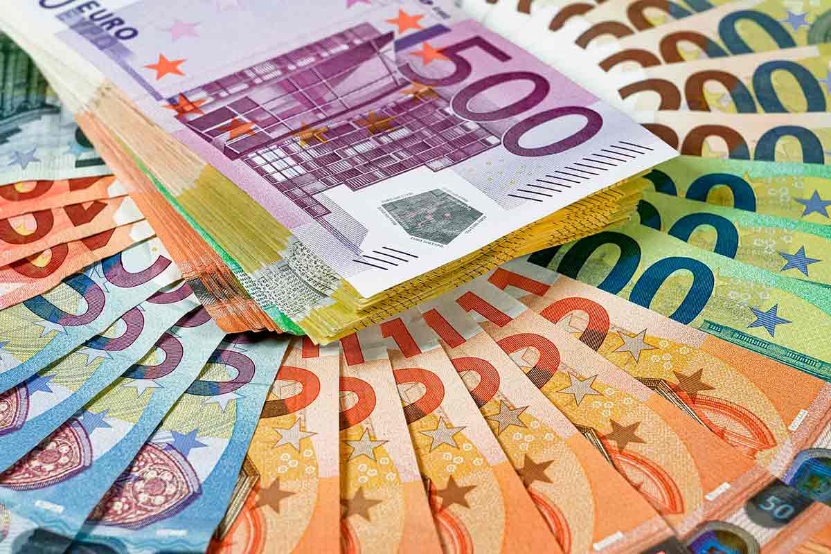 Латвия: щедрость к уволенным – не ко всем, а к своим