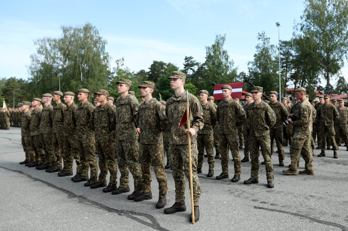 Латвия: кроме армии иных перспектив нет…
