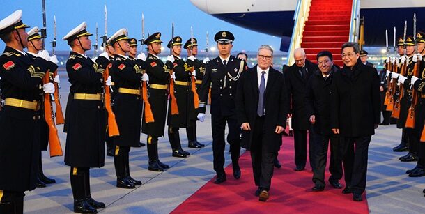 Британия: Стармер прибыл на поклон к Си