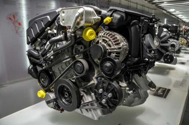 Германия: BMW продолжит делать большие двигатели