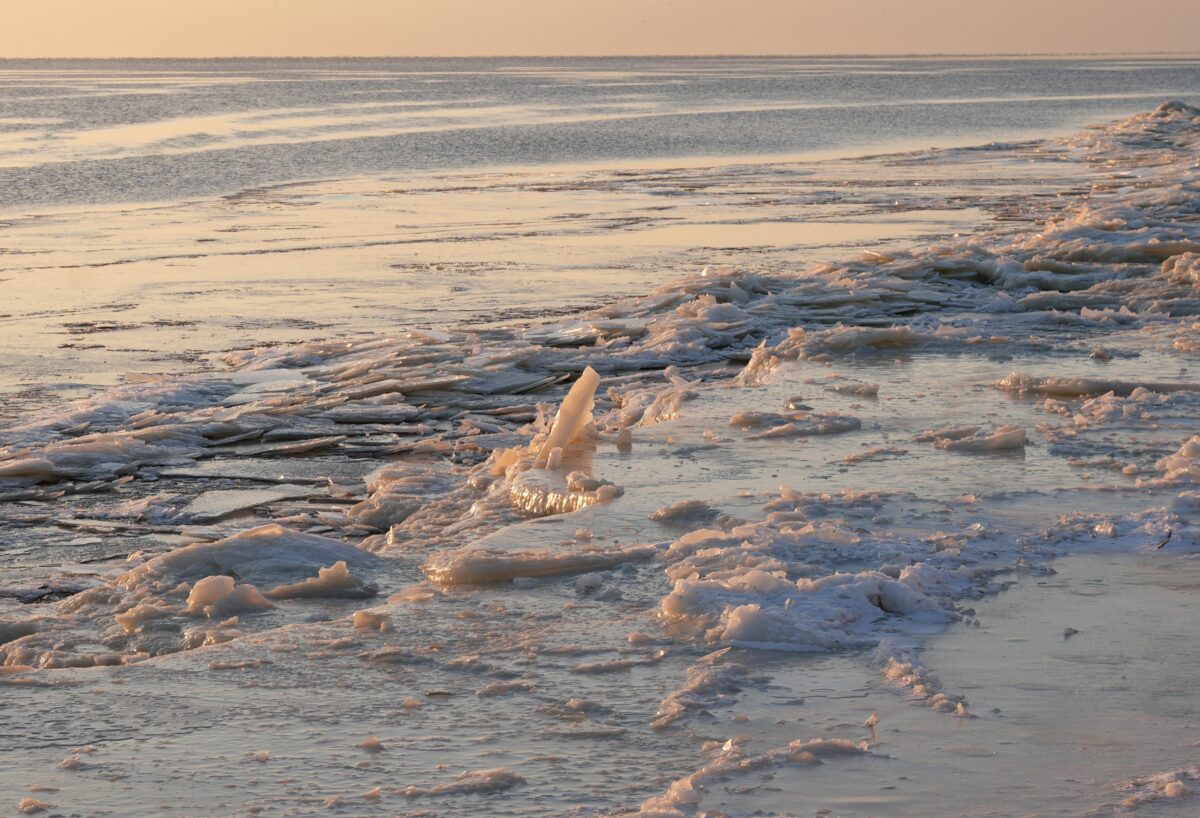 Латвия: лёд в заливе очень непрочен…