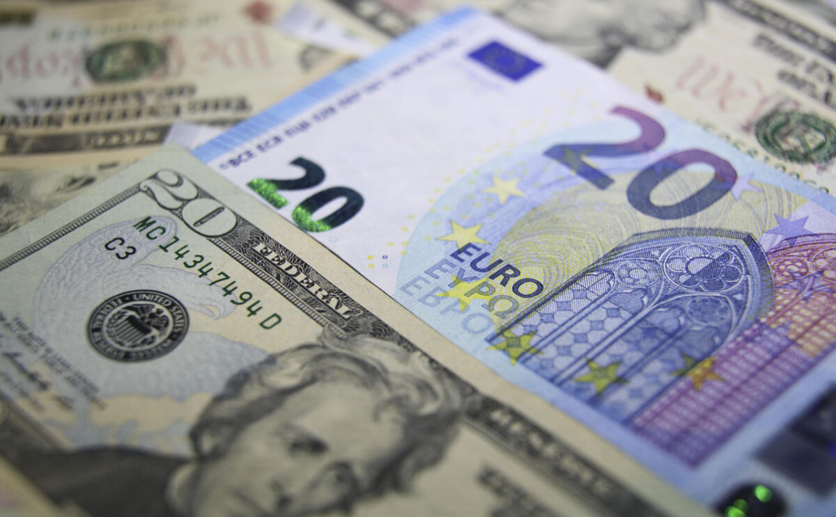 Латвия: доллар бьёт по стране