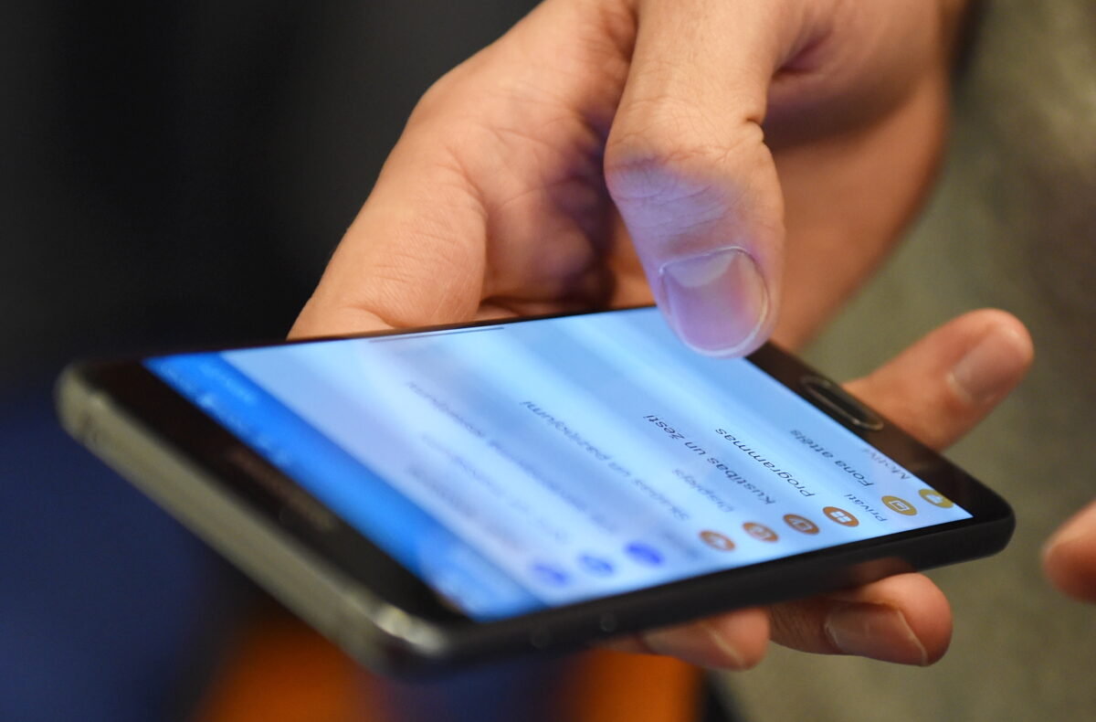 Латвия: мобильные телефоны в школах будут запрещены вплоть до 9-го класса