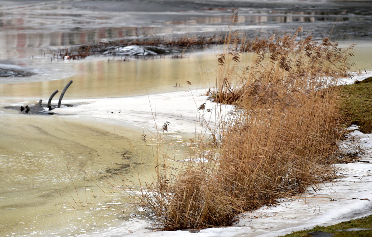 Рига: на льду водоёмов находиться запрещено