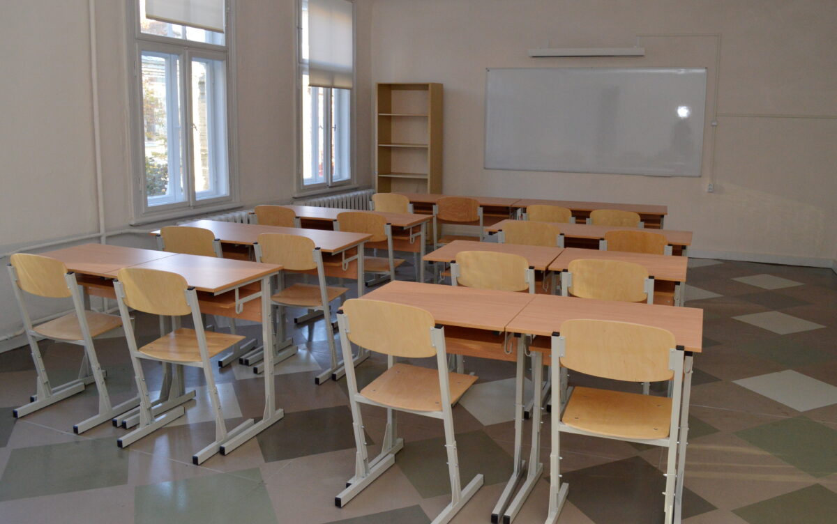 Латвия: в школы не ходим...