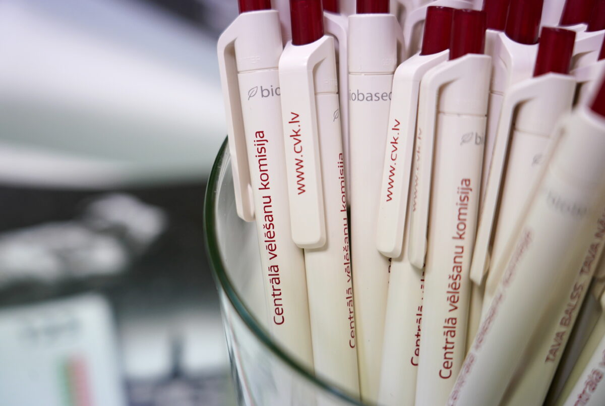 Латвия: закат выборов вручную