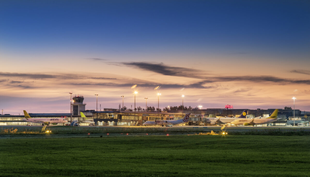 Латвия: ночной автобус в аэропорт