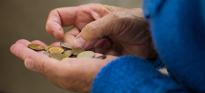 Латвия: жить стали хуже, жить стали грустнее…