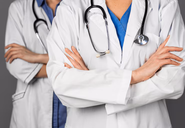 Латвия: медиков задержат деньгами