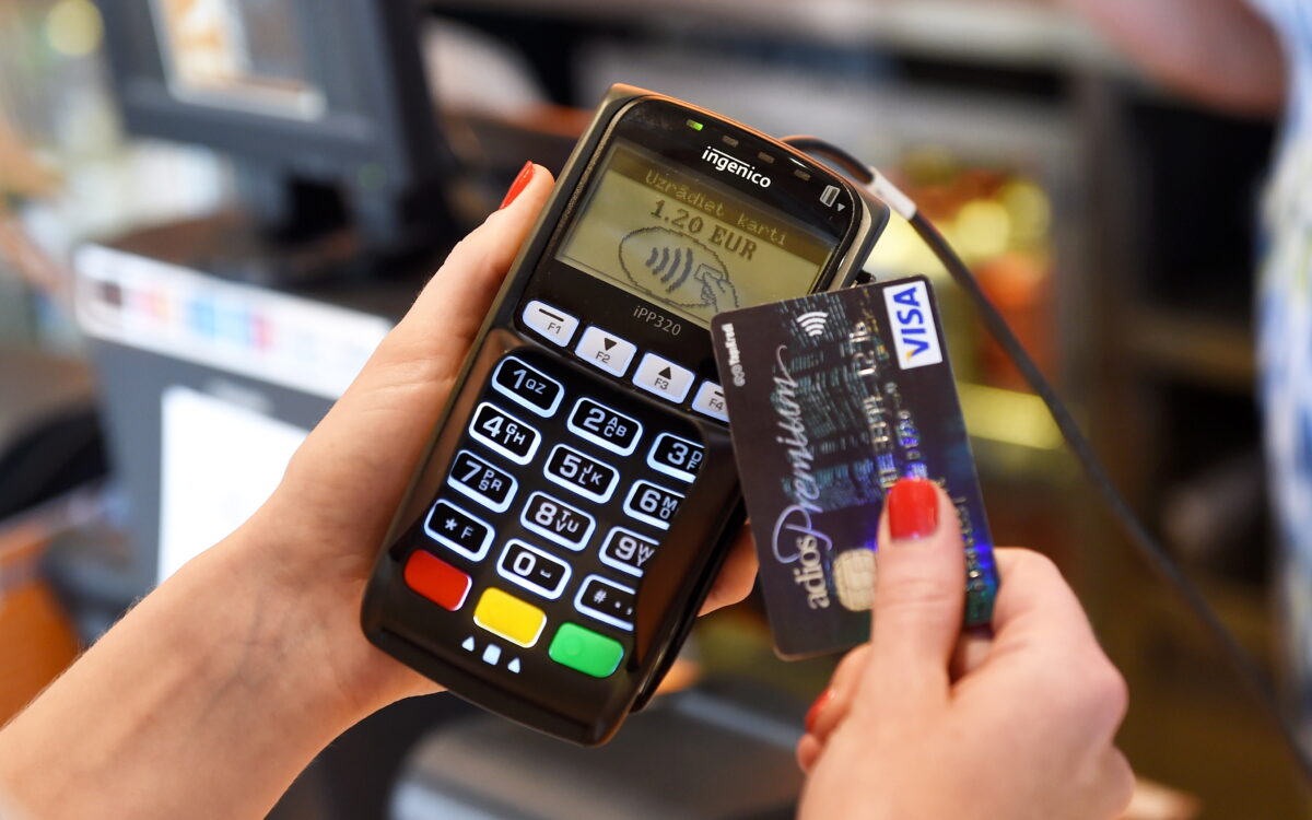 Латвия: плачу́ наличными!*