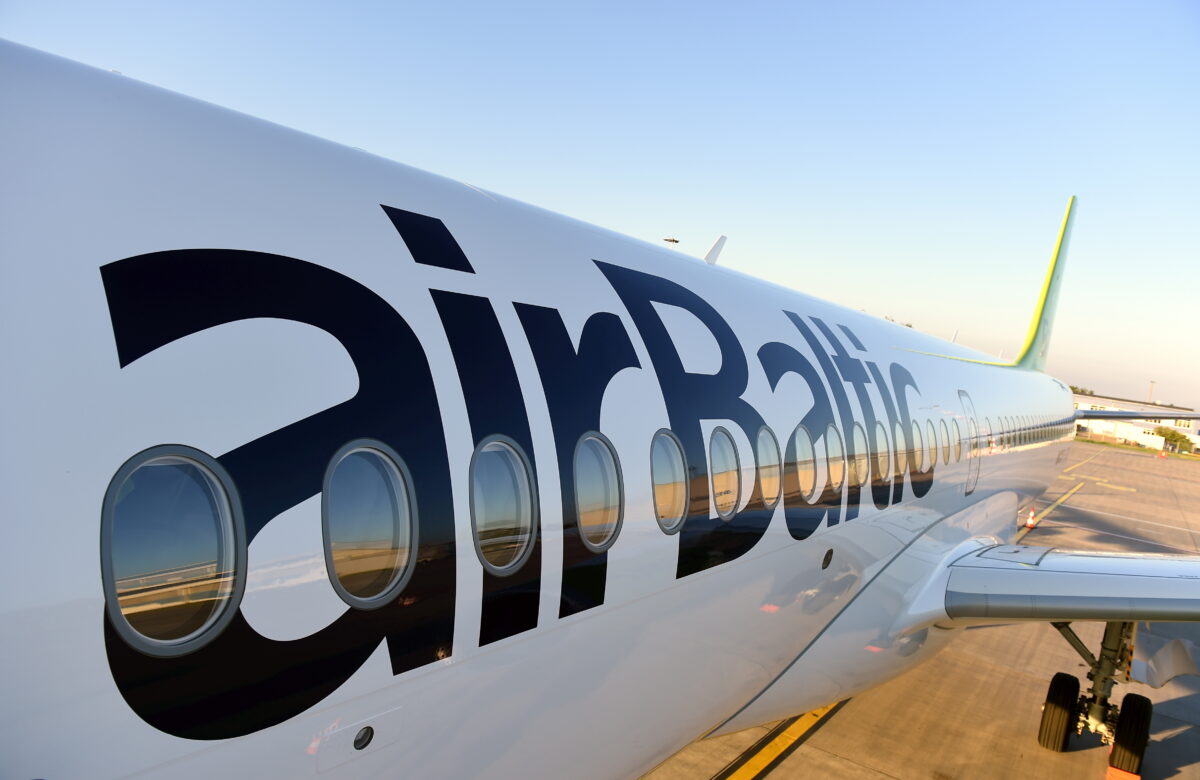 Латвия: летит, airBaltic, шатается, вздыхает на лету…
