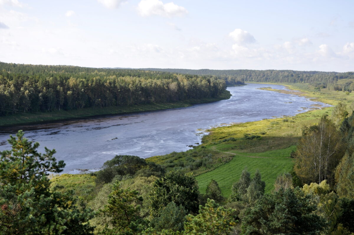 Латвия: контрабандисты переправляют сигареты по Даугаве в тракторных шинах