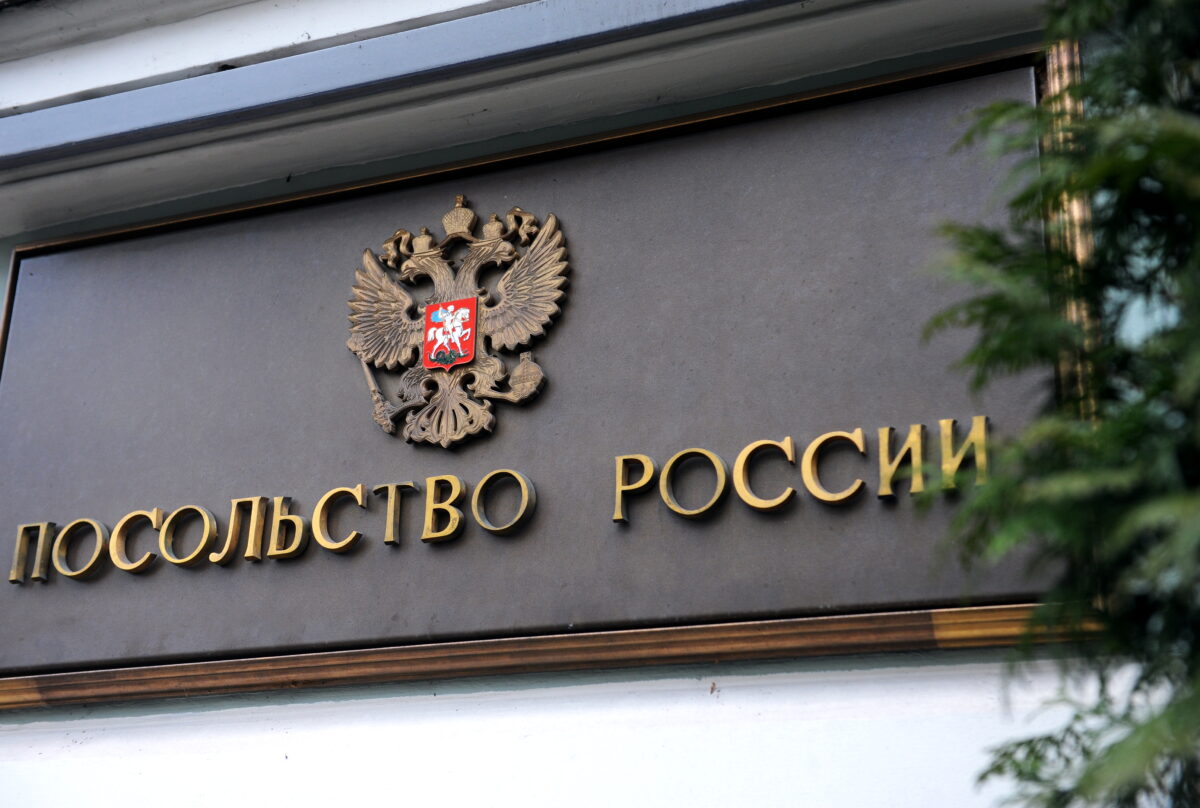 Рига: полиция будет проверять документы посетителей посольства России
