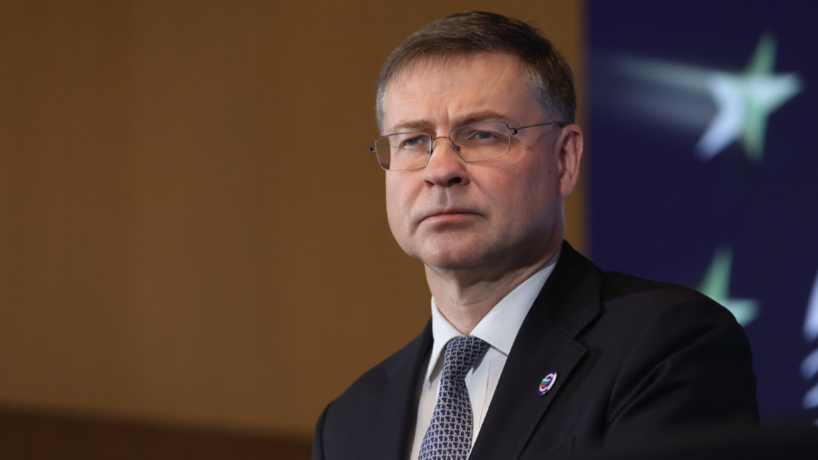 ЕС: Домбровскис сомневается, но не обвиняет – хитрый, однако…
